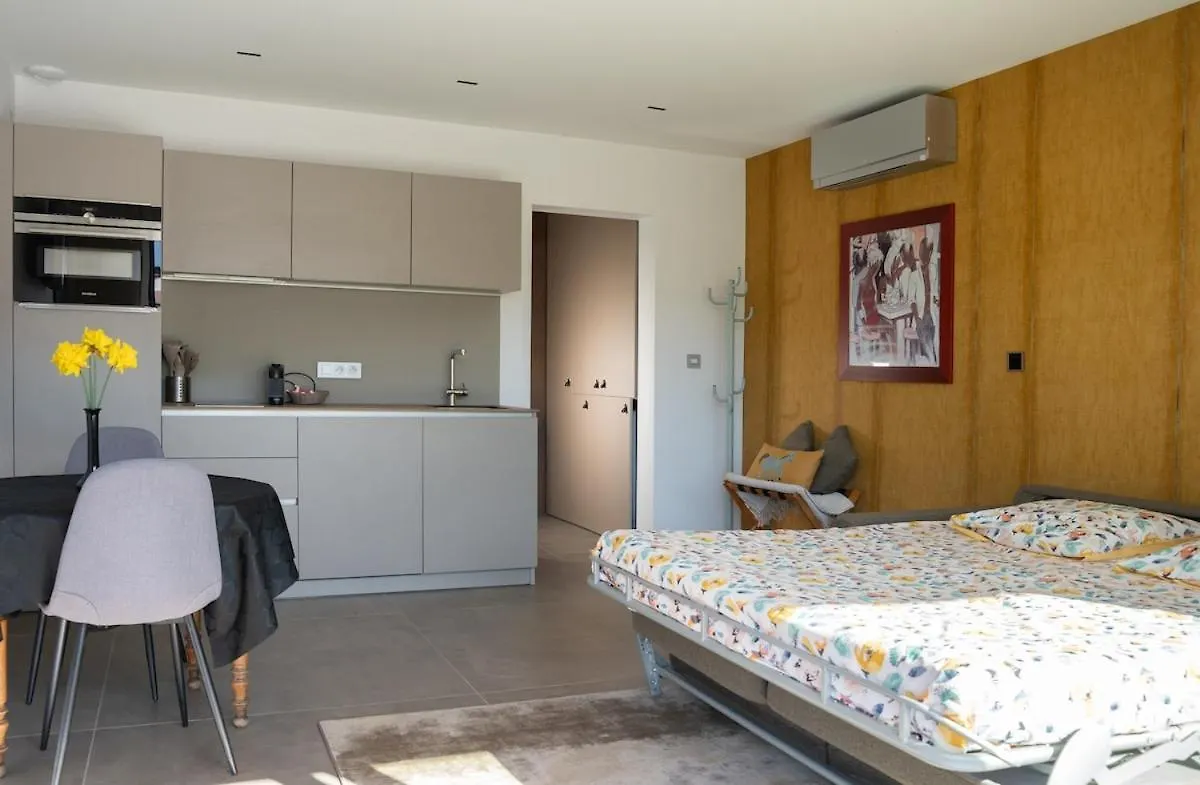 Cote Lac - Apartment In Luxury Villa Tresserve 0*,